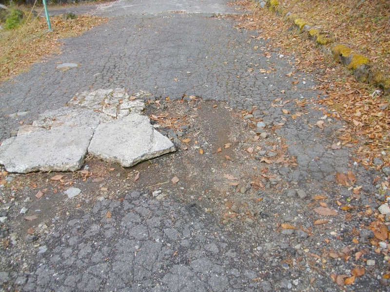 路盤改修前状況、コンクリートの割れ