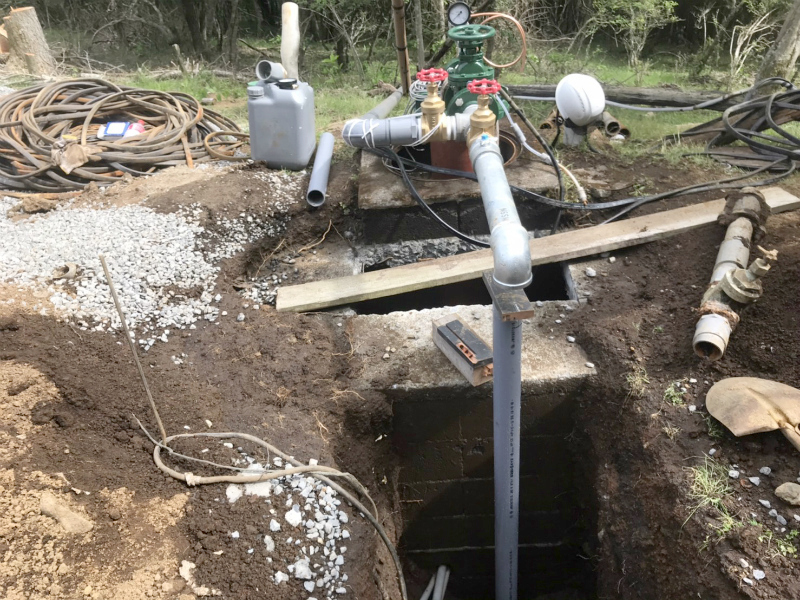 新設した水中ポンプと水道本管の接続工事