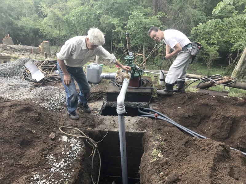 新設した水中ポンプと水道本管の接続工事