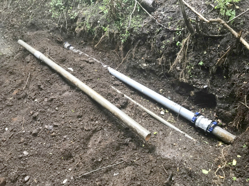 漏水補修工事(取り替えた水道本管と新規に繋いだ本管)